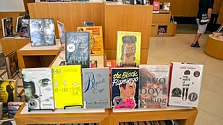 الكتب المحظورة في المكتبات الأمريكية موجودة في المكتبة المركزية، وهي فرع من نظام مكتبة بروكلين العامة، في مدينة نيويورك، 7 يوليو 2022.