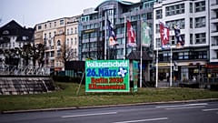 Une affiche sur laquelle on peut lire : "Référendum 26 mars. - Oui - Berlin 2030 climatiquement neutre." le long d'une rue de Berlin, jeudi 23 mars 2023.