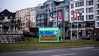 Une affiche sur laquelle on peut lire : "Référendum 26 mars. - Oui - Berlin 2030 climatiquement neutre." le long d'une rue de Berlin, jeudi 23 mars 2023.