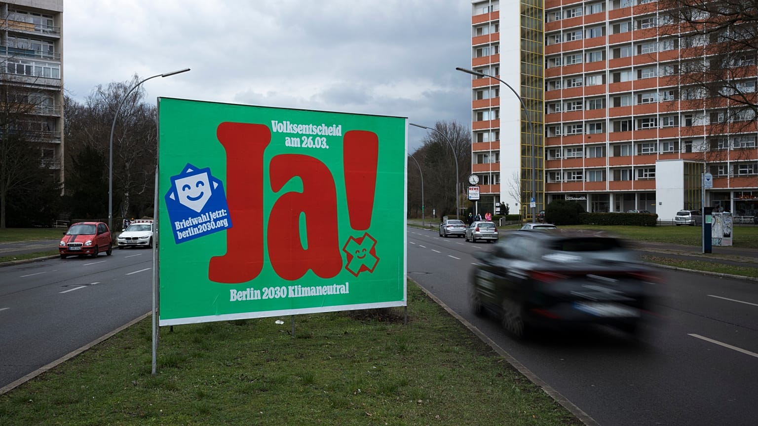 Согласно опросам, жители немецкой столицы намерены добиваться выхода в "ноль" с точки зрения воздействия на климат на 15 лет раньше заявленных сроков.