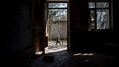 Une fille marche à l'école le premier jour de l'année scolaire, à Kaboul, en Afghanistan, le samedi 25 mars 2023.