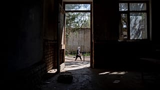 Une fille marche à l'école le premier jour de l'année scolaire, à Kaboul, en Afghanistan, le samedi 25 mars 2023.