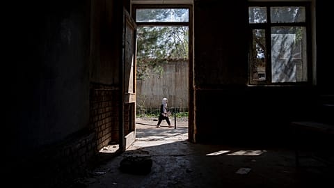 Une fille marche à l'école le premier jour de l'année scolaire, à Kaboul, en Afghanistan, le samedi 25 mars 2023.