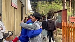 Alumnos afganos vuelven a clase en el inicio de un nuevo curso.