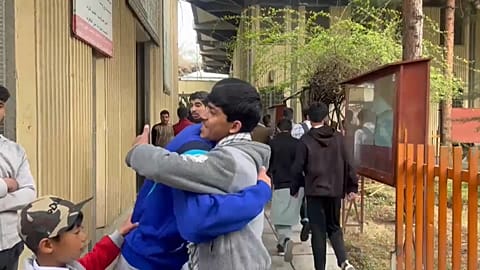 Alumnos afganos vuelven a clase en el inicio de un nuevo curso.
