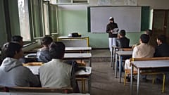 Alunos de regresso à escola mas sem as colegas no ensino secundário afegão