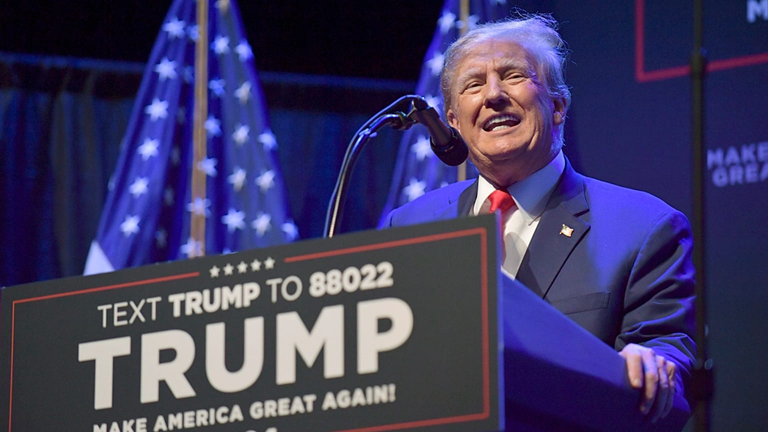 Donald Trump volt elnök beszél egy kampányrendezvényen 2023. március 13-án, hétfőn az iowai Davenportban.