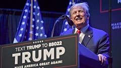 Donald Trump volt elnök beszél egy kampányrendezvényen 2023. március 13-án, hétfőn az iowai Davenportban.
