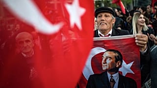 Türkiye 14 Mayıs 2023 seçimlerine hazırlanırken araştırma firmaları anket sonuçlarını açıklıyor.
