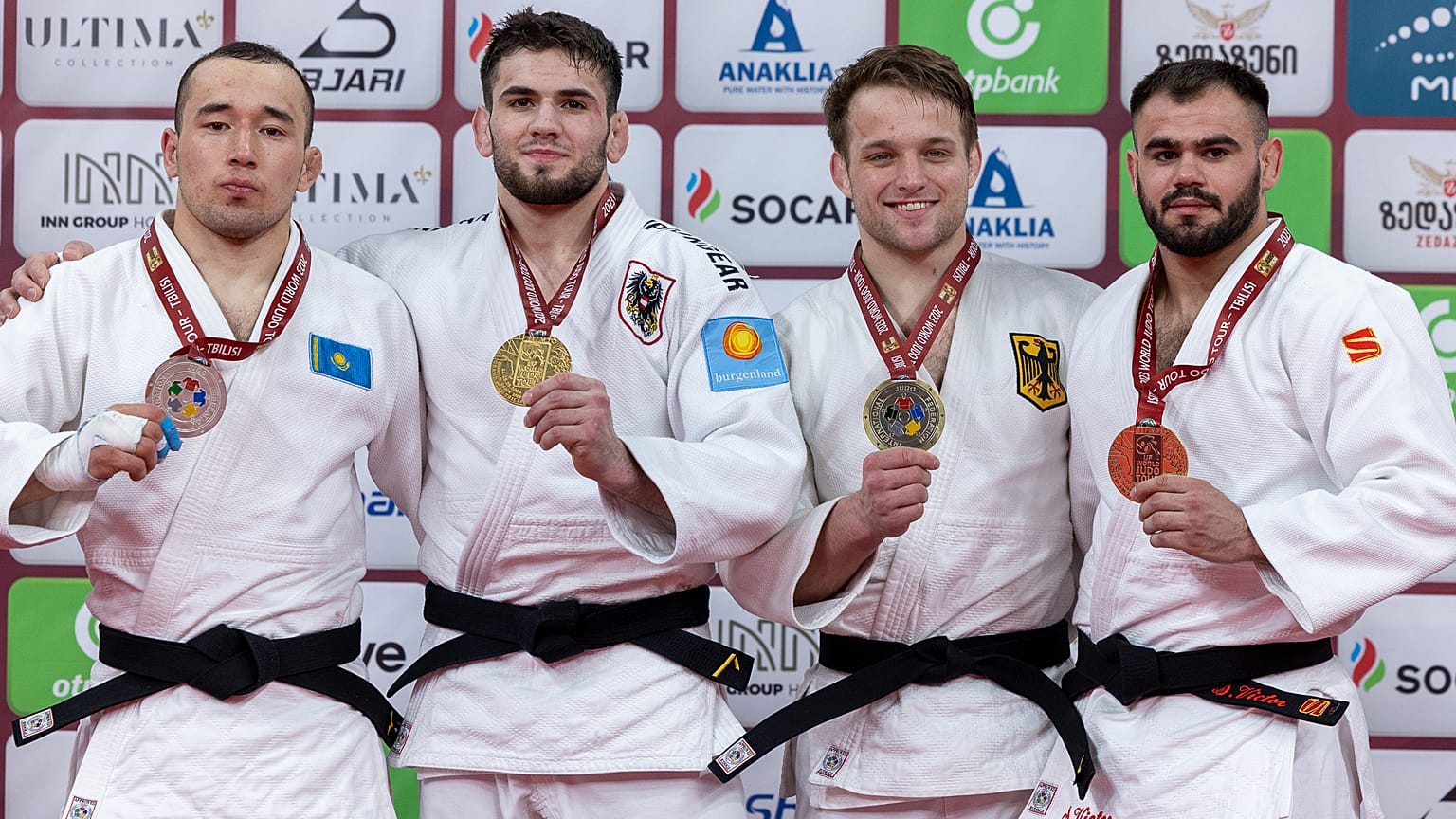 Los medallistas de menos de 81 kilos posan con sus preseas en el segundo día de Grand Slam en Tiflis
