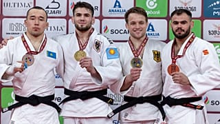 Los medallistas de menos de 81 kilos posan con sus preseas en el segundo día de Grand Slam en Tiflis