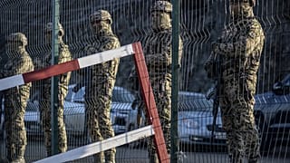 Azeri askerler Laçın koridoru kontrol noktasında (arşiv)