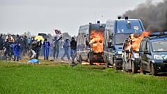 Brennende Polizeiautos im Westen von Frankreich