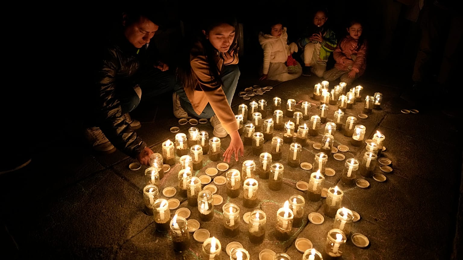 Luci simbolicamente spente per 60 minuti.