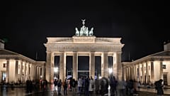 Das Brandenburger Tor in Berlin kurz vor dem Abschalten der Beleuchtung, 25. März 2023 