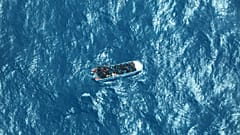Bildmaterial der Organisation Sea Watch zeigt ein Boot mit Migranten an Bord im südlichen Mittelmeer, hier bereits am 11. März 2023