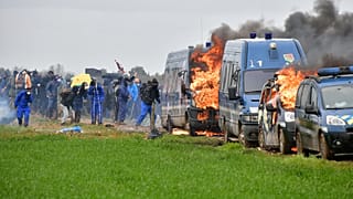 Protesto degenerou em "campo de batalha" entre manifestantes e as autoridades