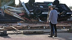 Die Betreiber einer Bar in Rolling Fork stehen vor den Trümmern ihres Geschäfts, 25. März 2023 