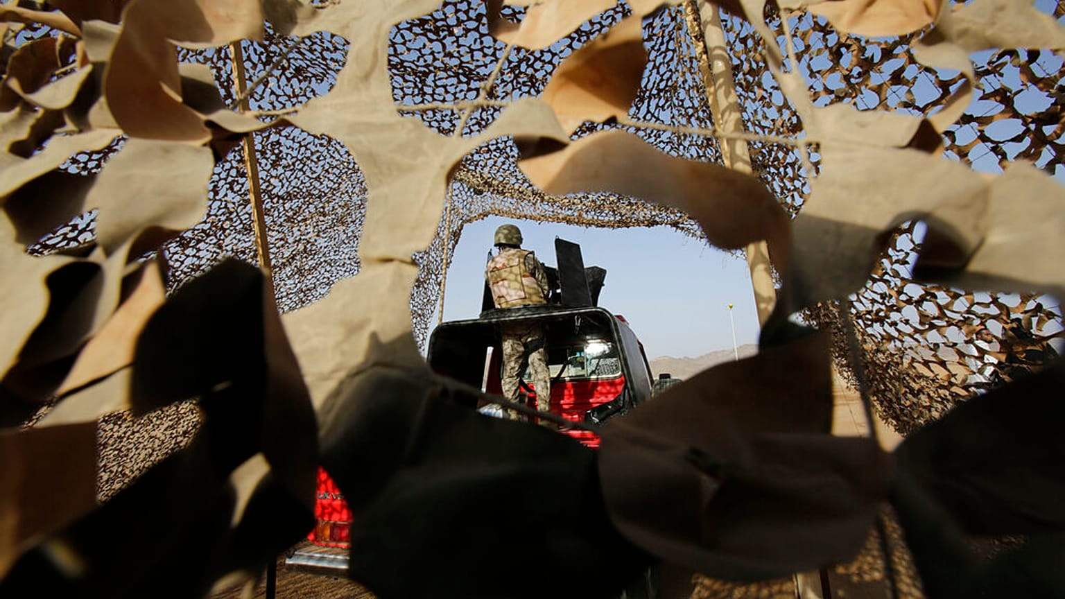 جندي سعودي في حالة تأهب على الحدود السعودية اليمنية في نجران  المملكة العربية السعودية، 21 نيسان 2015