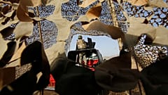 جندي سعودي في حالة تأهب على الحدود السعودية اليمنية في نجران  المملكة العربية السعودية، 21 نيسان 2015
