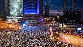 عشرات الآلاف يتظاهرون ضد خطط حكومة بنيامين نتنياهو لتعديل النظام القضائي في تل أبيب، إسرائيل، 23 مارس، 2023