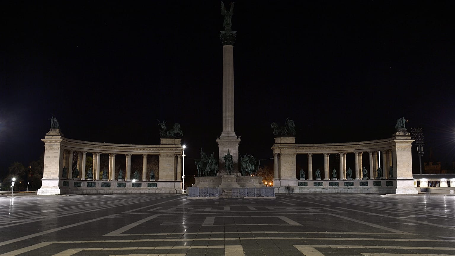 A Hősök tere, díszkivilágítás nélkül
