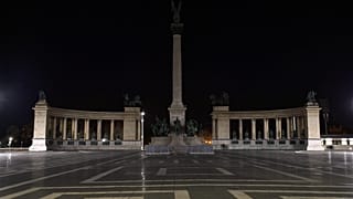 A Hősök tere, díszkivilágítás nélkül