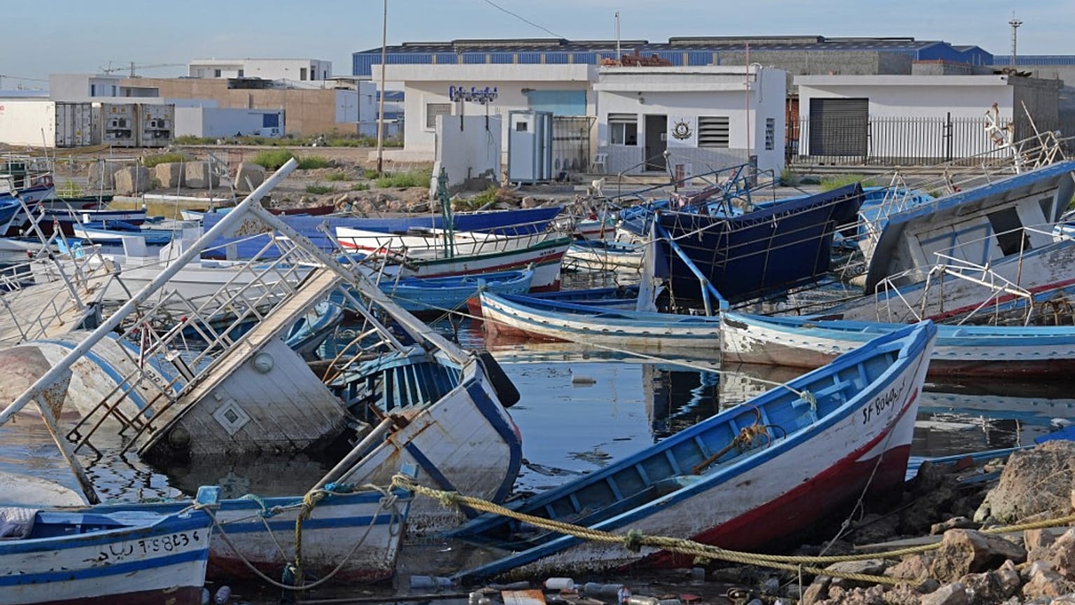 Güvenlik güçleri tarafından el konulan göçmen tekneleri