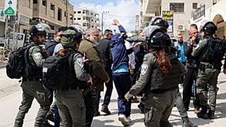 فلسطينيون يشتبكون مع قوات الأمن الإسرائيلية في بلدة حوارة بالضفة الغربية