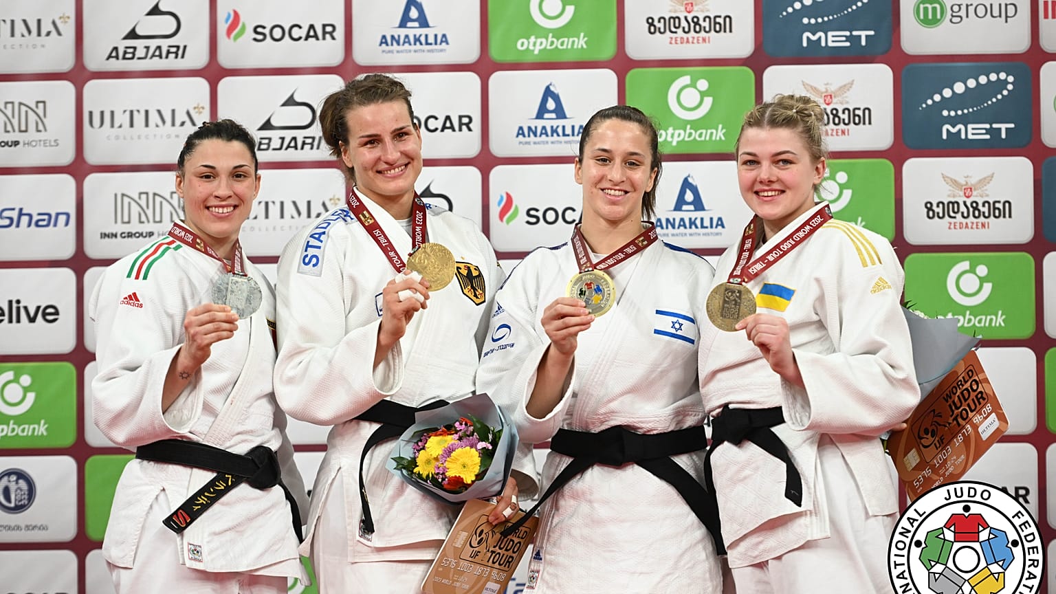 Las medallistas de la categoría de menos de 78 kilos posan con sus preseas