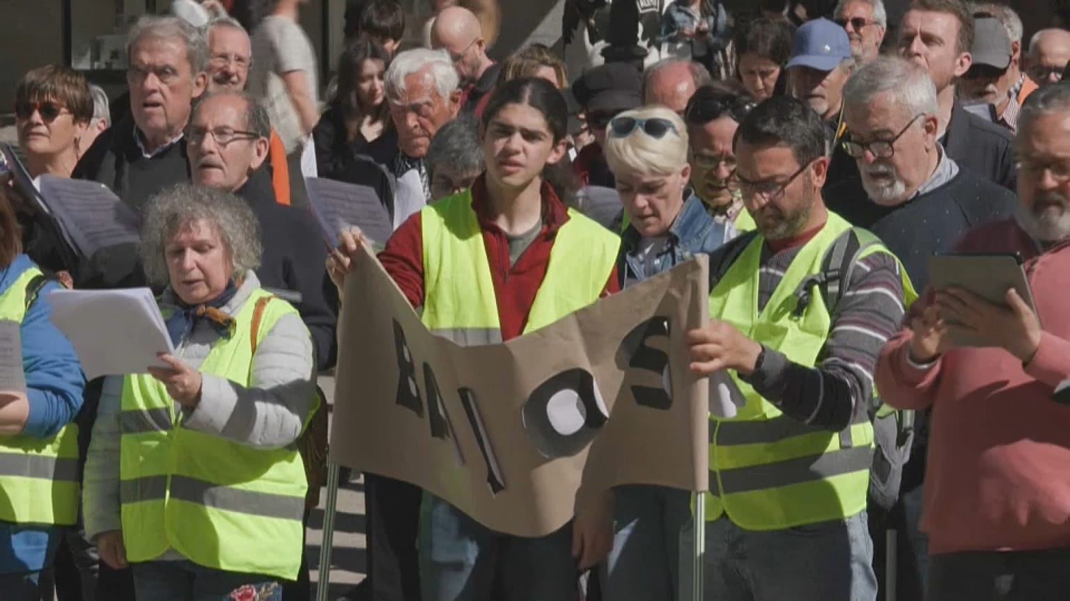 Participantes en los coros por la paz, en Madrid