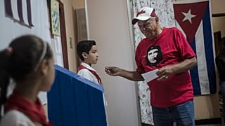 Eleitor com camisola ilustrada com imagem de "Che" Guevara exerce o direito de voto
