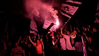 En Tel Aviv, los manifestantes bloquearon una de las principales autopistas y encendieron grandes hogueras.