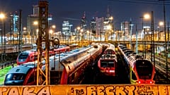 Des trains stationnés à la gare de Francfort, Allemagne, 27 mars 2023