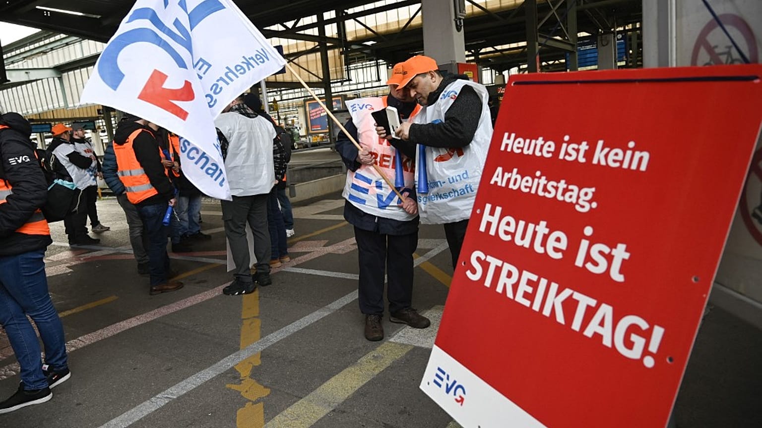 Streikposten am Stuttgarter Hauptbahnhof