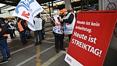 Streikposten am Stuttgarter Hauptbahnhof