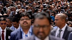 Tömeg egy energetikai fesztivál megnyitóján az indiai Bengaluruban