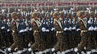 Große Waffenschau am "Tag der Streiträfte" in Naypyidaw