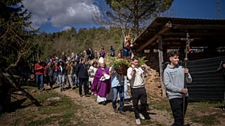 Katalonya'nın dağ köylerinden L'Espunyola'da kuraklıktan yakınan köylüler "yağmur duasına" çıktı
