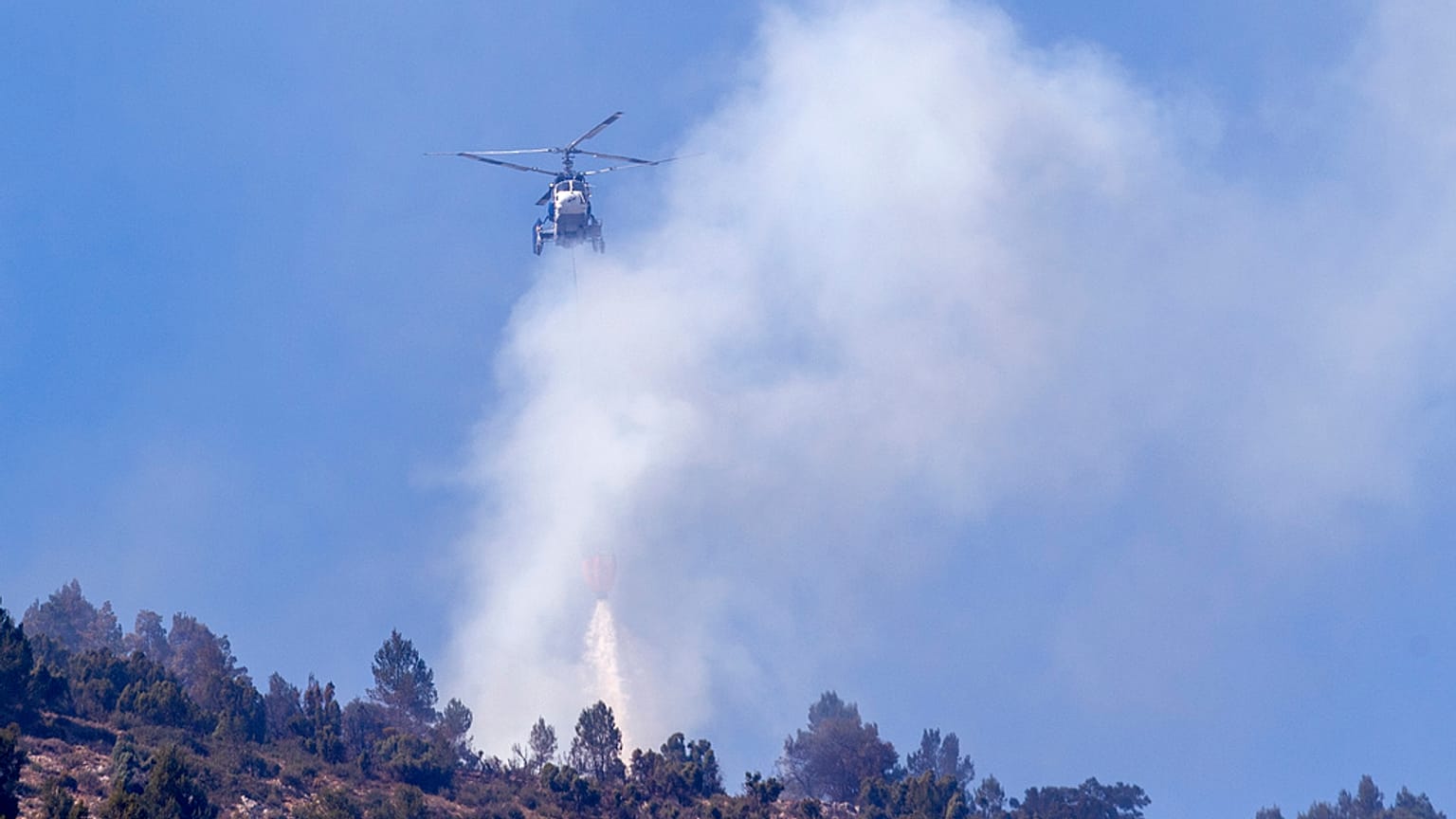 Um dos cerca de 20 meios aéreos a combater o fogo no leste de Espanha