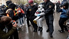 Polícia leva manifestante em Viena de Áustria