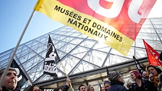 Manifestantes concentraram-se às portas do museu do Louvre e estragaram planos de turistas
