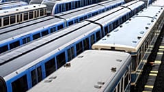 Trenes de metro aparcados durante una huelga nacional de transporte público en Múnich, Alemania, lunes 27 de marzo de 2023.