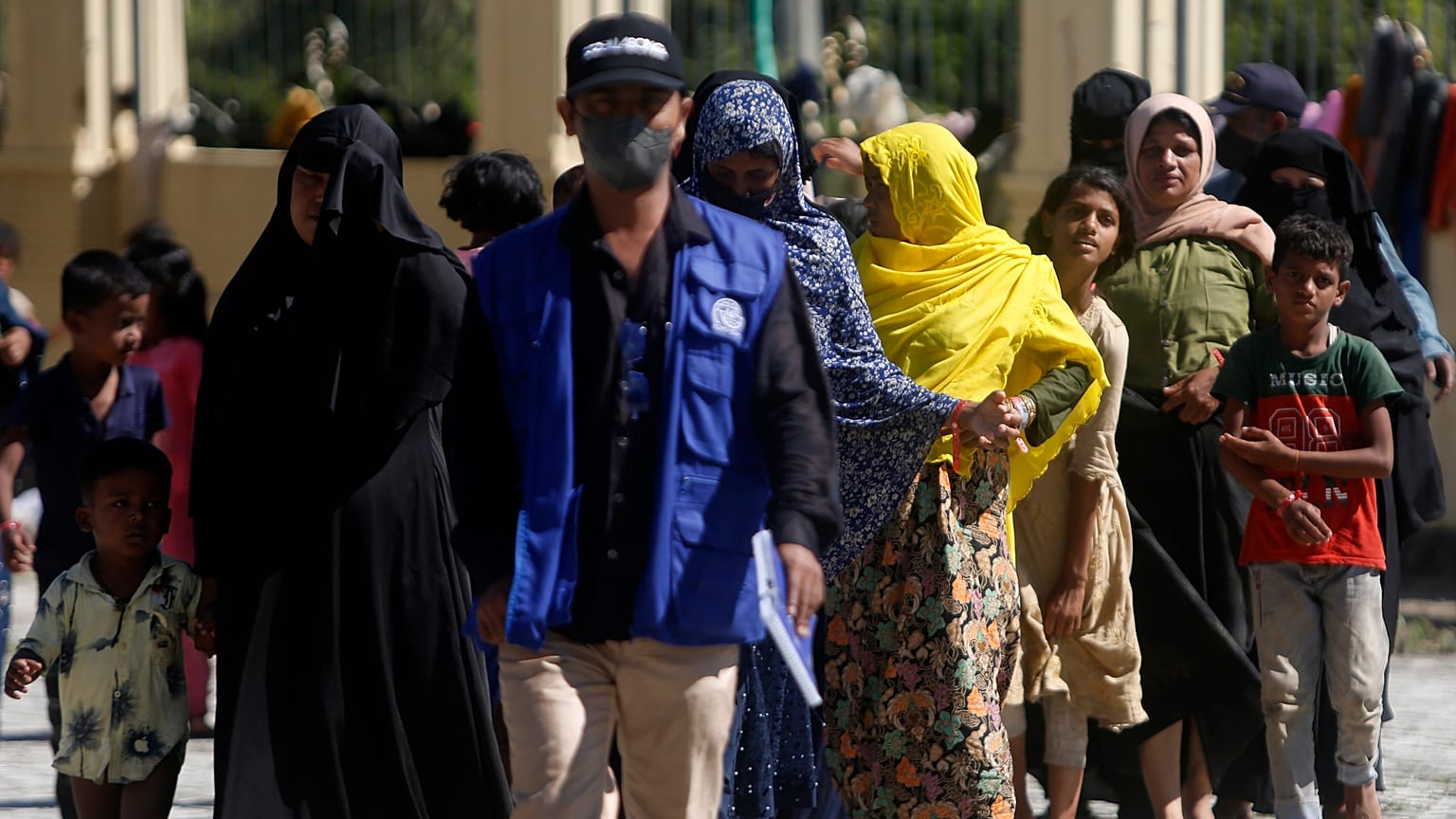 Rohingja nemzetiségű muzulmán menekültek egészségügyi vizsgálatra várnak egy ideiglenes táborban a nyugat-indonéziai Ladongban 2023. január 9-én. 