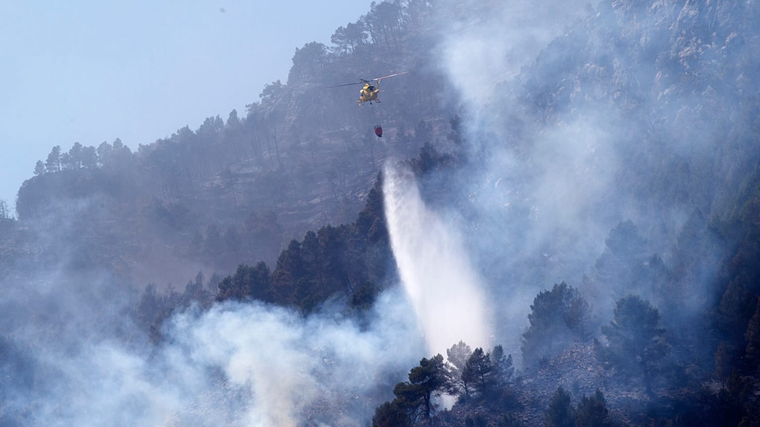 Ein Hubschrauber im Einsatz gegen den Waldbrand in Montanejos, Castellon de la Plana, Spanien, 26. März 2023