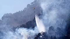Ein Hubschrauber im Einsatz gegen den Waldbrand in Montanejos, Castellon de la Plana, Spanien, 26. März 2023
