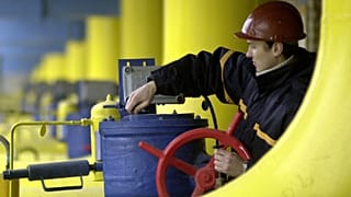 A Ukrainian worker operates valves in a gas storage and transit point in Boyarka, just outside Kyiv, Jan. 3, 2006