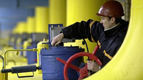 A Ukrainian worker operates valves in a gas storage and transit point in Boyarka, just outside Kyiv, Jan. 3, 2006