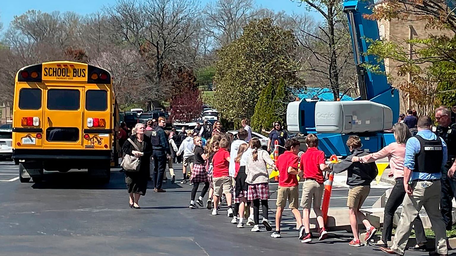 Des enfants évacués de l'école "Covenant School" à Nashville (27/03/2023)