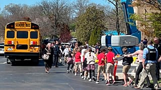 Des enfants évacués de l'école "Covenant School" à Nashville (27/03/2023)